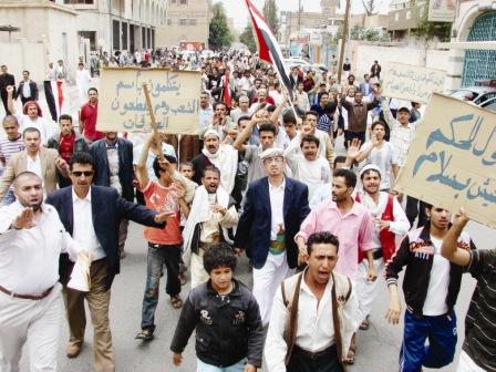 جانب من مسيرة سكان حي الجامعة والأحياء المجاورة المطالبة برفع الخيام وفك الاعتصام أمس